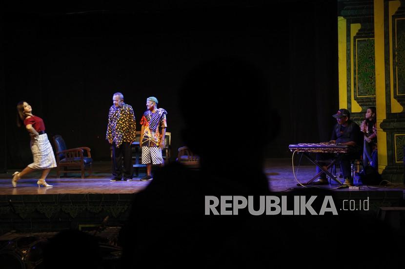 Seniman tampil pada pentas komedi Citromitro bertajuk Solo Cintaku di Gedung Kesenian Taman Balekambang, Solo Jawa Tengah, Minggu (21/3/2021). Pentas seni tersebut menerapkan protokol kesehatan bagi pemain dan penonton serta disiarkan secara virtual guna mencegah penyebaran COVID-19. 