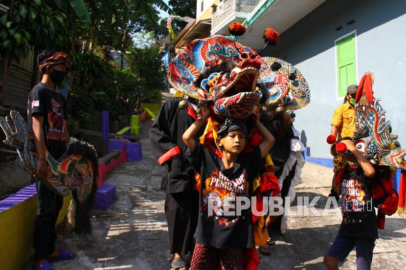 Salah satu kegiatan budaya yang digelar untuk mempromosikan wisata kampung tematik di Malang (ilustrasi)