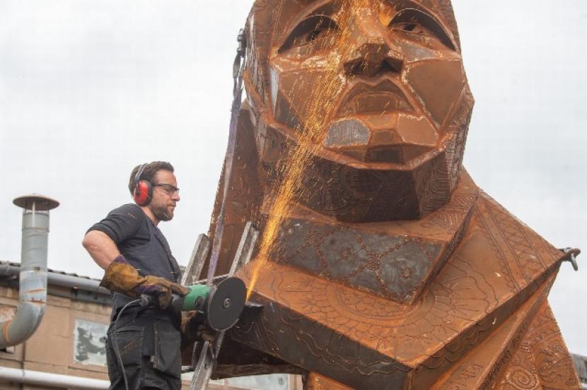 Seniman Inggris, Luke Perry, tengah membuat patung raksasa Muslimah berhijab 