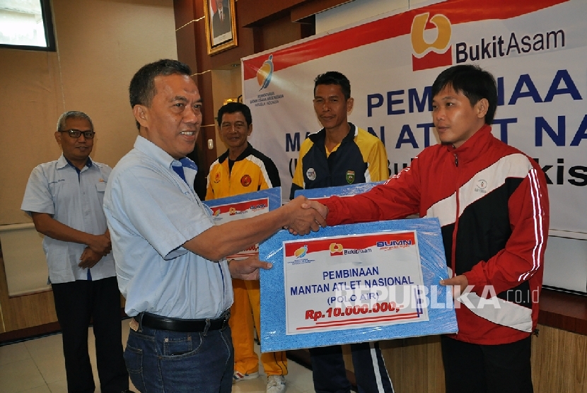  Melalui program BUMN Hadir Untuk Negeri PT Bukit Asam (PTBA) Tbk, Senin (14/11), menyerahkan bantuan dana pembinaan kepada tiga mantan atlet nasional di Sumsel. 