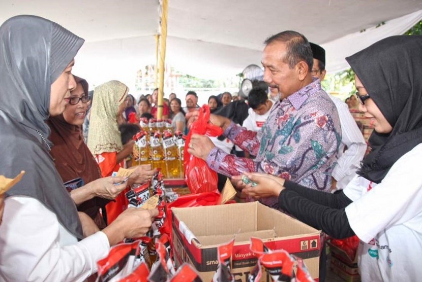 Senior Advisor Sinar Mas, Jendral pol (Purn) Badrodin Haiti didampingi ketua pengurus Masjid Al Huda, Abi melaksanakan penjualan perdana Minyak goreng dalam kegiatan Bazaar Rakyat. Kegiatan ini dilaksanakan untuk membantu masyarakat mendapatkan minyak goreng kualitas bagus dengan harga murah. Sinar Mas sufah mrlaksanakan Bazaar Minyak Goreng sejak 2006 lalu. Hingga saat ini sudah lebih dari 30 juta liter terdistribusikan.