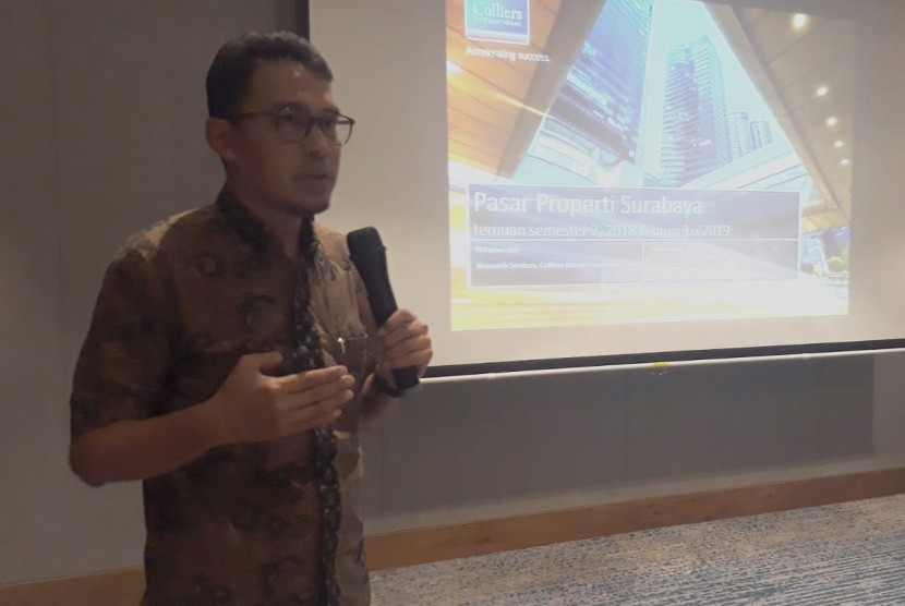 Senior Associate Director Research Colliers International, Ferry Salanto memaparkan laporan terbaru mengenai property market untuk area Surabaya di Four Points Hotel Surabaya, Rabu (30/1).