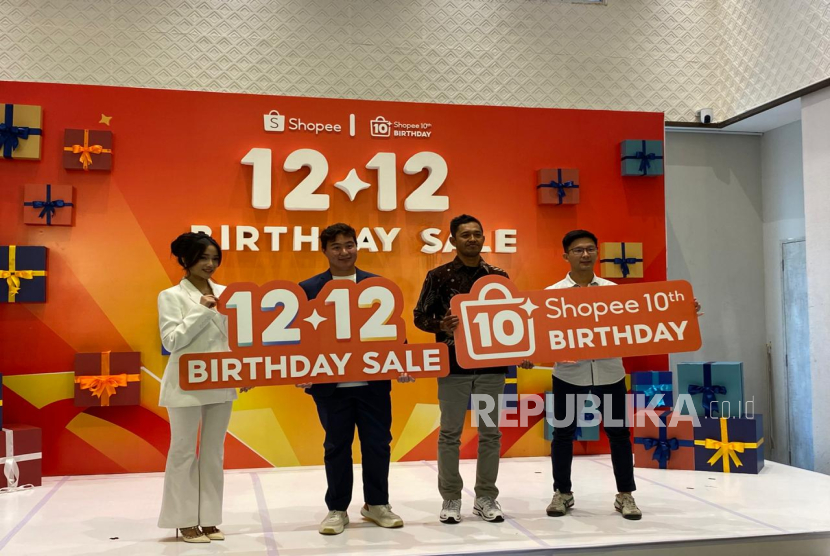 Senior Director of Business Development Shopee Indonesia Adi Rahardja (tengah) dalam konferensi pers Shopee 12.12 Birthday Sale: Satu Dekade Mengukir Cerita Pertumbuhan Bersama di Jakarta Selatan, Jumat (5/12/2025). 