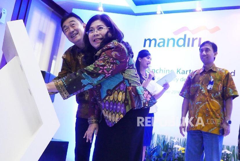Senior EVP Chief Technology Officer Bank Mandiri Joseph Georgino Godong (kiri) bersama Direktur Konsumer Bank Jabar Banten (BJB) Fermiyanti menekan tombol pada acara launching cobranding kartu prabayar E-Money (bank BJB) di Jakarta, Jumat (9/12).