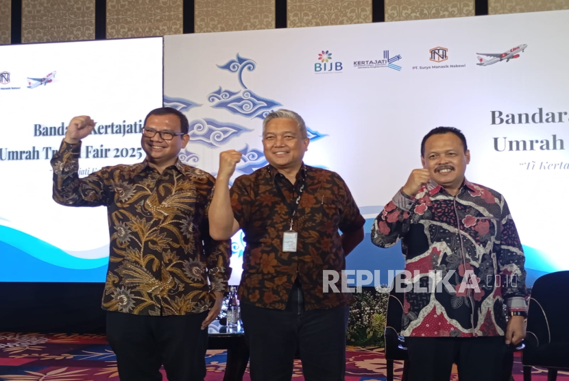 Senior Executive Vice President PT BIJB Roland Sinaga (tengah) bersama Plt Dirut BIJB Kertajati Muhammad Singgih (kiri) dan Presiden Director PT Surya Manasik Nabawi Erasmus (kanan) membahas tentang rencana penerbangan jamaah umroh dari BIJB Kertajati, Rabu (9/7/2025).  
