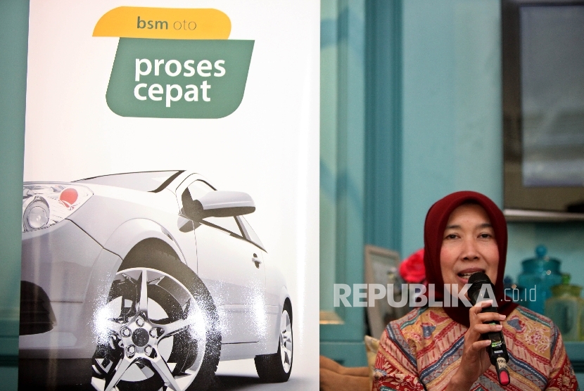 Senior Executive Vice President (SEVP) BSM Niken Andonowarih memberikan keterangan pers terkait sosialisasi produk pembiayaan kepemilikan mobil sesuai prinsip syariah (BSM OTO) di Jakarta, Rabu (2/8)