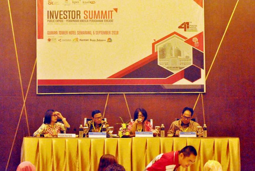 Senior Executive Vice President (SEVP) Treasury & Global Services Bank BRI, Listiarini Dewajanti (berbatik merah) memaparkan kinerja Bank BRI pada Investor Summit di Hotel Gumaya Tower Semarang.