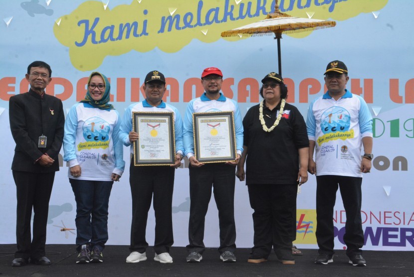 Senior Manager Muri Yusuf Ngadri memberikan penghargaan kepada General Manager Pertamina RU VI Balongan Burhanudin, disaksikan Menteri Lingkungan Hidup dan Kehutanan Republik Indonesia Siti Nurbaya Bakar, pada acara Coastal Clean Up yang digelar  Kementerian LHK di Cirebon, Jumat (15/2).