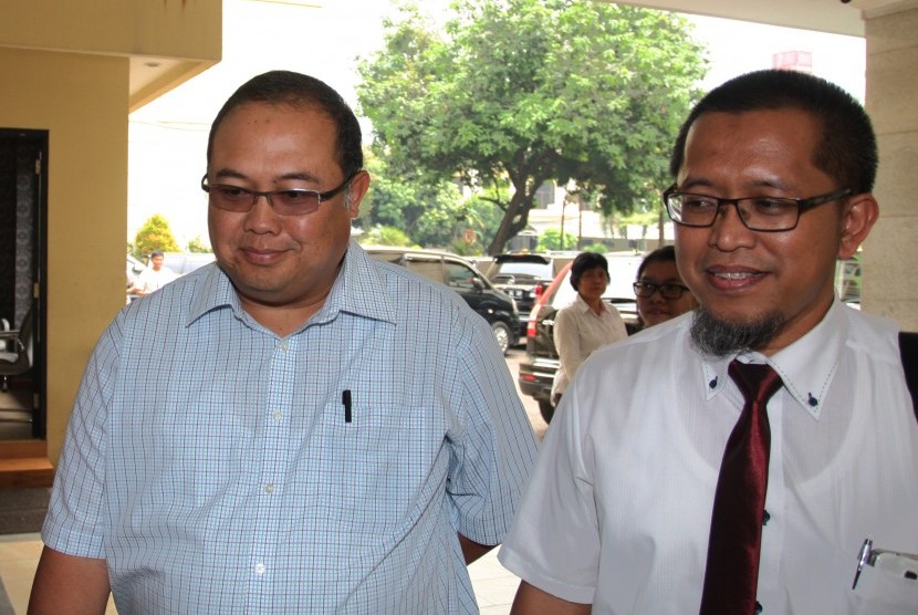 Senior Manager Peralatan PT Pelindo ll, Haryadi Budi Kuncoro (kiri) didampingi penaseat Hukumnya Heru Widodo (kanan) menjawab pertanyaan wartawan sebelum menjalani pemeriksaan di Bareskirim Mabes Polri, Jakarta, Senin (14/3).