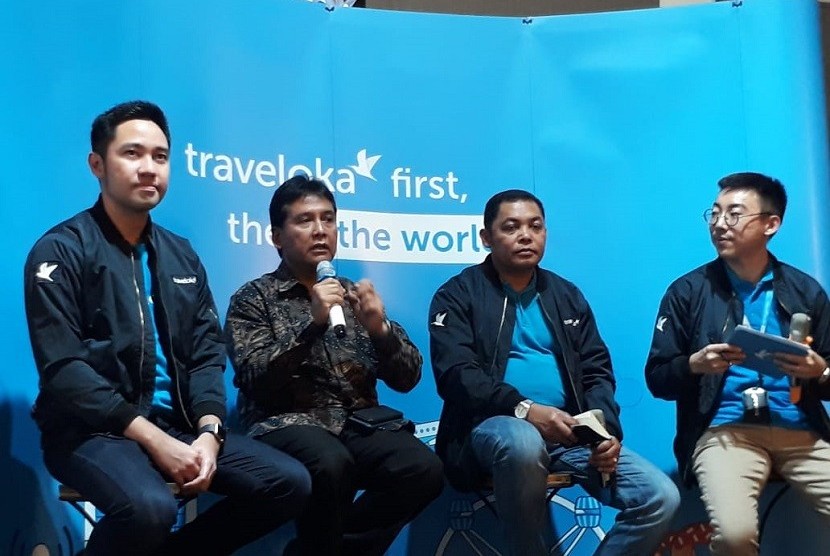 Senior Manager Product Traveloka Deo Wijaya, Ketua PHRI Hariyadi Sukamdani, GM Accomodations Traveloka John Safenson, dan pembawa acara (dari kiri ke kanan) dalam Press Briefing Traveloka Hotel Awards 2018 di The Hook, Kebayoran Baru Jakarta Selatan, Senin (15/10). 