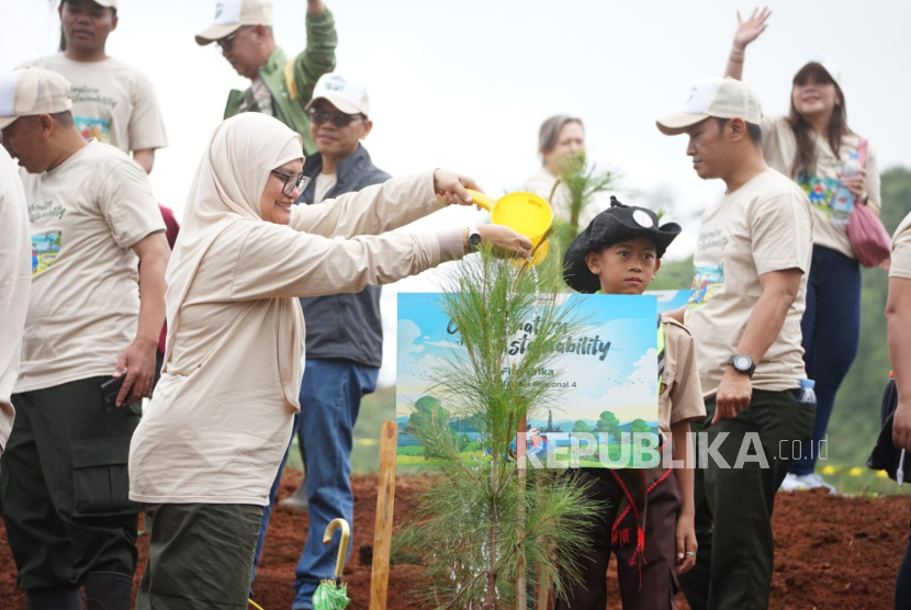 Senior Manager Relations PT Pertamina EP Cepu Fitri Erika menyiram bibit pohon yang ditanam di Kecamatan Sukanagara, Kabupaten Cianjur, Provinsi Jawa Barat.