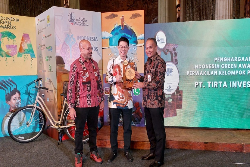 Senior Packaging Development Manager Danone-Aqua Steve Girindra Supangkat menerima penghargaan The Best Green Program 2023 diserahkan oleh Deputi Bidang Dukungan Kebijakan Pemerintahan dan Wawasan Kebangsaan Sekretariat Wakil Presiden Republik Indonesia Velix Vernando Wanggai pada 22 Februari 2023 di Jakarta. 