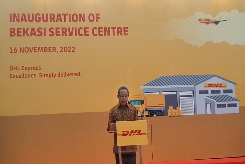 Senior Technical Advisor, DHL Express Indonesia Ahmad Mohamad. DHL Express telah membuka pusat layanan baru di Indonesia yang berlokasi di Bekasi, Jawa Barat, yang juga dikenal sebagai kawasan industri terbesar di Asia Tenggara. DHL menginvestasikan 3,4 juta euro atau Rp 55,2 miliar (Rp 16.248 per Euro) untuk fasilitas layanan demi memperluas jangkauannya di Indonesia.