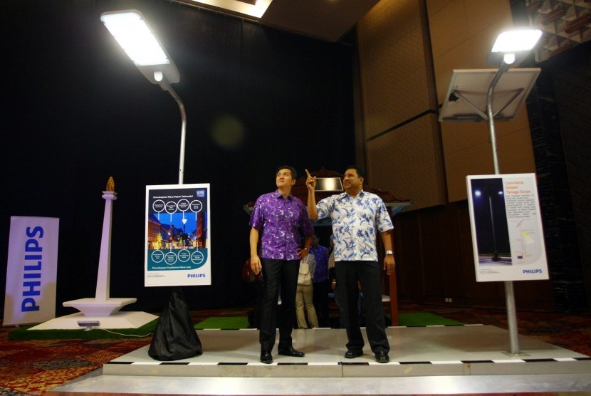 Senior Vice President dan Country Manager Philips Lighting Indonesia Chandra Vaidyanathan (kanan) bersama Country Marketing Maneger Philips Lighting Indonesia Sau Hong Lim (kiri).