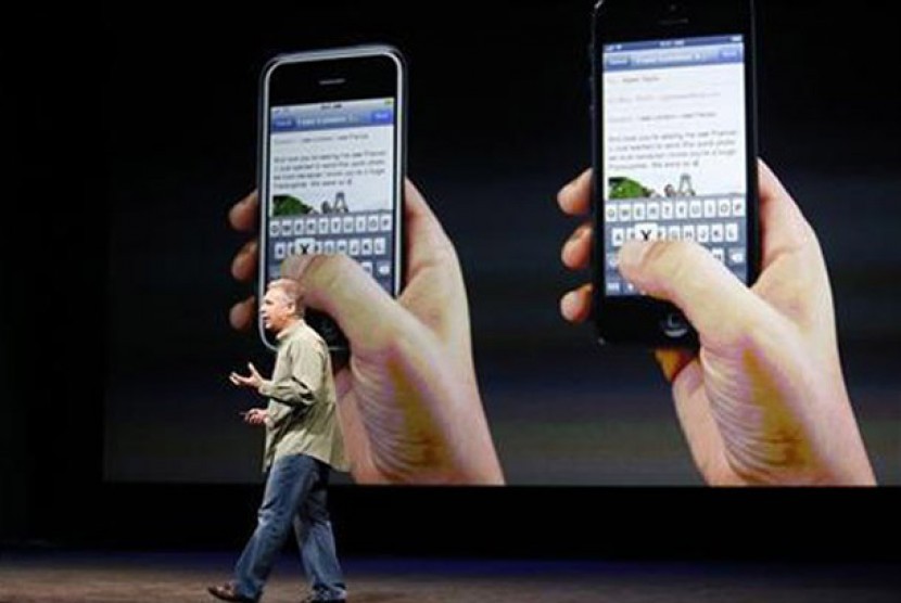 Senior Vice President of Worldwide Marketing Apple Incorporated, Phil Schiller, saat memperkenalkan iPhone 5 kepada media di San Francisco