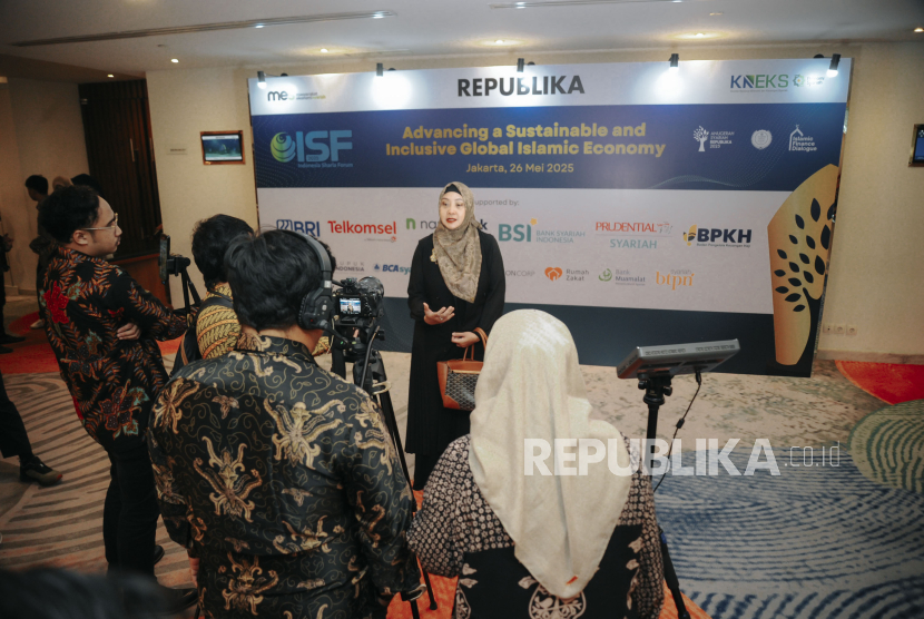Senior Vice President (SVP) ESG BSI Rima Dwi Permatasari dalam acara Islamic Finance Dialogue (IFD) 2025 yang merupakan bagian dari Islamic Sharia Forum (ISF) 2025 di Hotel Le Meridien, Jakarta, Senin (26/5/2025).