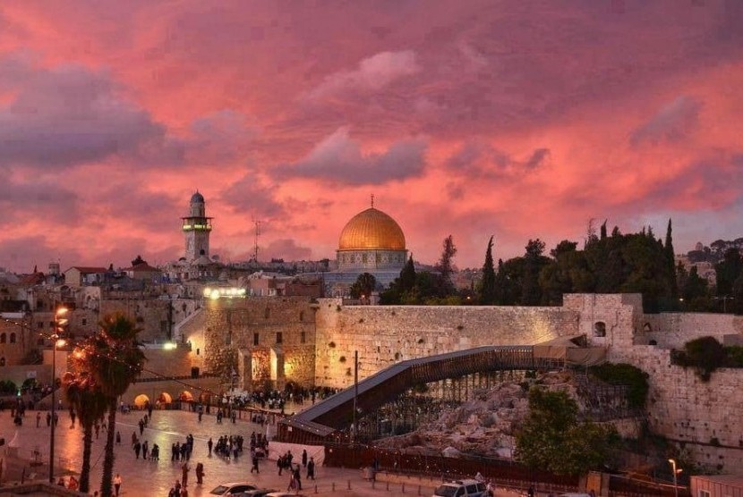 Mufti Agung Yerusalem mengharamkan warga UEA sholat di Al-Aqsa. Senja merah di Masjid Al-Aqsa Yerusalem.