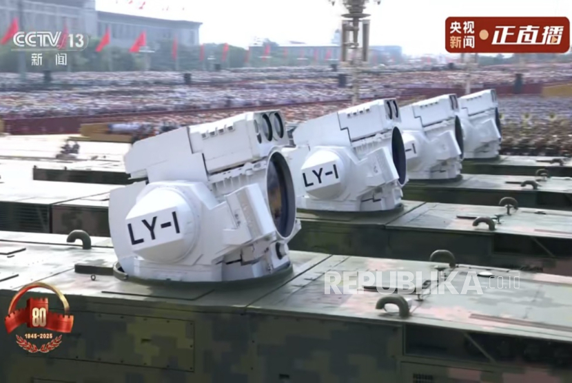 Senjata laser LY-1 yang pertama kali muncul di depan publik ikut parade di Lapangan Tiananmen, Beijing, Rabu (3/9/2025)..