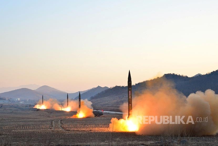 Senjata roket balistik ditembakkan dalam latihan militer Tentara Rakyat Korea Utara. Dalam foto yang disebarkan oleh kantor berita pemerintah Korea Utara ini menyebutkan latihan dipimpin langsung oleh Presiden Korea Utara Kim Jong Un