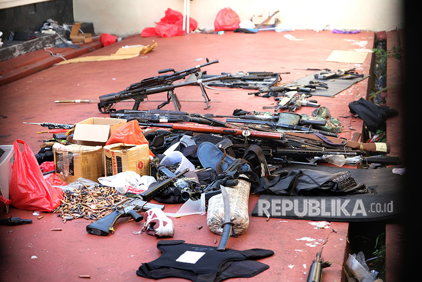 Senjata yang digunakan napi kasus terorisme dalam drama penyanderaan polisi teronggok di salah satu ruangan Rutan cabang Salemba di Mako Brimob, Kelapa Dua, Jakarta, Kamis (10/5). 