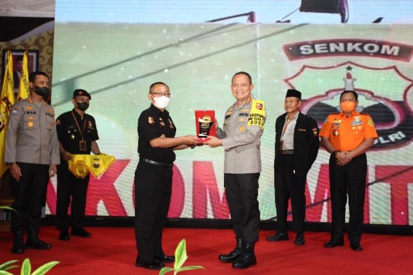  Kabaharkam Polri Komisaris Jenderal Polisi Arief Sulistyanto (kanan), mewakili Kapolri Jenderal Listyo Sigit Prabowo usai membuka secara resmi Munas IV Senkom Polri, Selasa (19/7/2022).