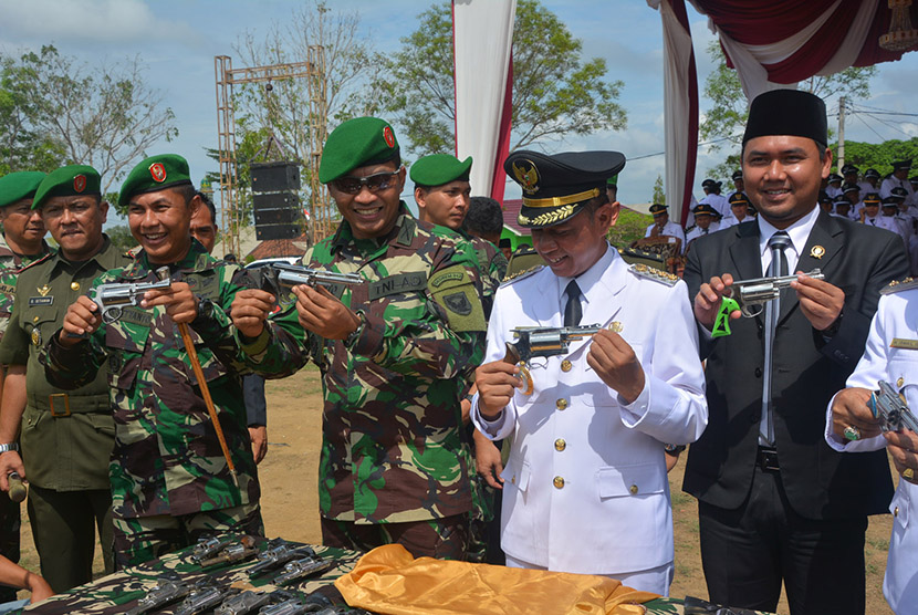 Senpi ilegal yang diserahkan kepada aparat.