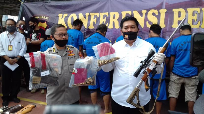 Senpi laras panjang rakitan AS (45 tahun) warga Kampung Pamucatan ini bahkan memiliki kualifikasi setara senjata M16 yang dipakai militter Indonesia.