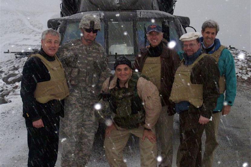 Sensator Chuck Hagel, Joe Biden dan John Kerry di Afghanistan pada 20 Februari 2008. Kala itu mereka berada di perbukitan Afghanistan karena adanya badai sakju yang menghantam helikopternya.