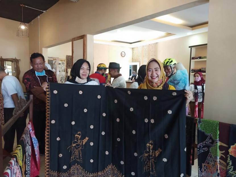 Sentra batik Wastralingga di Taman Kota Purbalingga (ilustrasi). Sebanyak 148 pelaku usaha dari kalangan Industri Kecil Menengah (IKM) di Purbalingga, Jawa Tengah, mendapat bantuan peralatan dan mesin.
