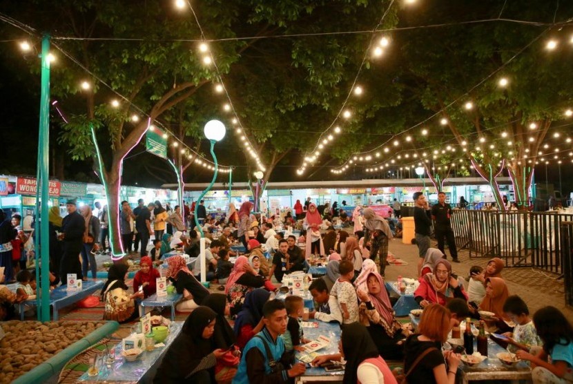 (ILUSTRASI) Suasana area Kuliner Pintar Taman Blambangan, Banyuwangi.
