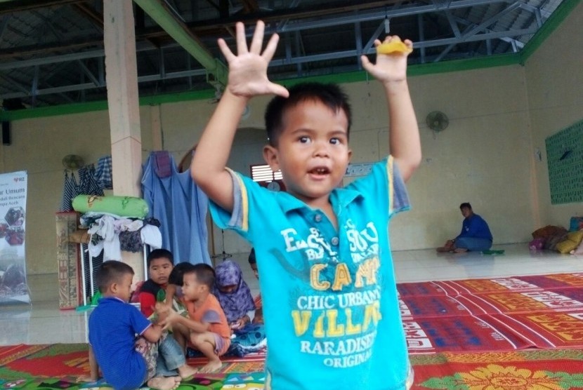 Senyum dan tawa anak-anak di Kabupaten Pidie Jaya kembali merekah seperti terpantau di posko Rumah Zakat di dusun Balai Ara Kampung Deah Pang Wa Kecamatan Tringgading, Selasa (20/12).