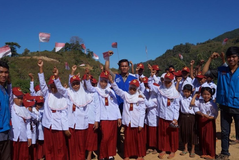 Senyum kebahagiaan dari anak-anak di Desa Cindakko setelah memiliki sekolah idaman.