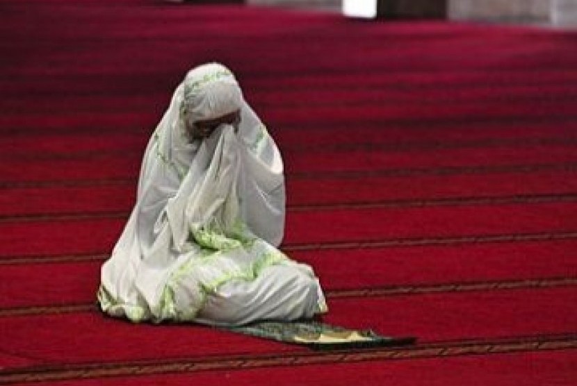 Keutamaan Mendoakan Orang Lain. Foto Ilustrasi: Seorang jamaah wanita berdoa di Masjid Istiqlal, Jakarta (Ilustrasi).