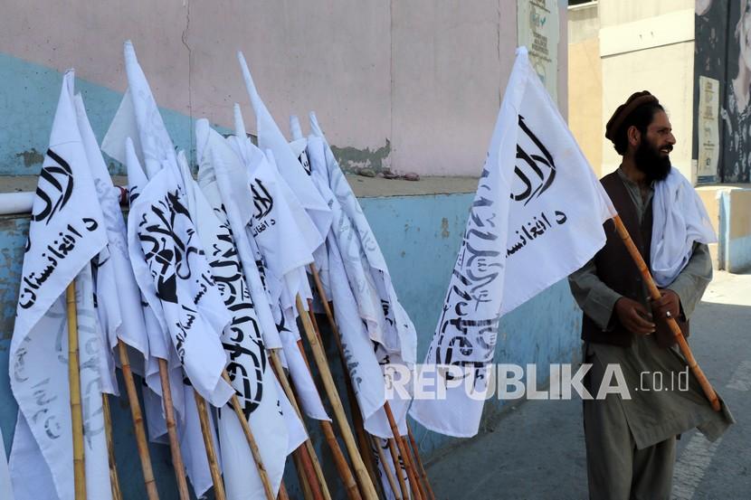  Seorang pria Afghanistan memegang bendera Taliban di Kabul, Afghanistan, Rabu (25/8). Taliban merebut kembali kendali atas Afghanistan hampir 20 tahun setelah mereka digulingkan dalam invasi pimpinan AS menyusul serangan 9/11.