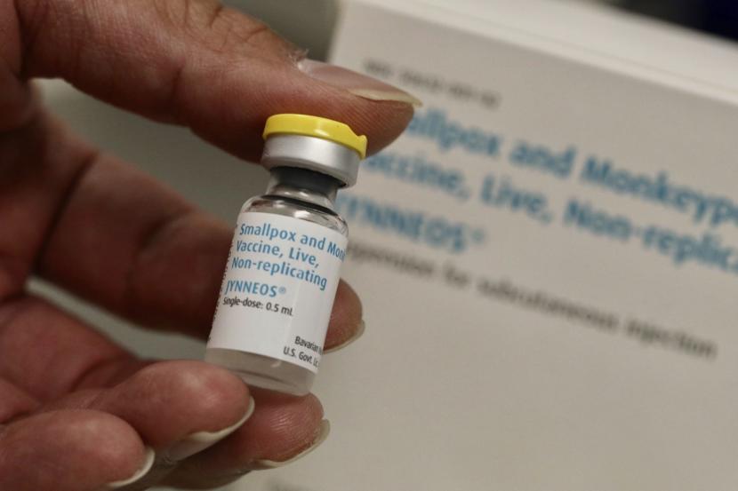 Seorang ahli farmasi menunjukkan vaksin Jynneos untuk cacar monyet di sentra vaksinasi Zuckerberg San Francisco General Hospital, AS, pad Jumat, 29 Juli 2022. Timbulnya benjolan merah merupakan efek samping normal dari suntikan vaksin cacar monyet. 