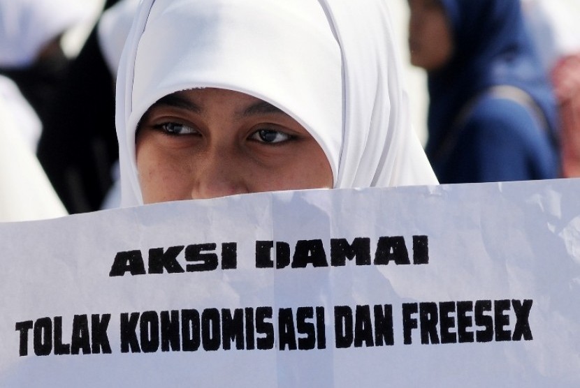 Seorang aktivis berunjuk rasa menolak sosialisasi kondom di Mandala, Makassar, Sulsel, Senin (25/6). Mereka mengecam kebijakan pemerintah yang menggelar kampanye kondom bagi remaja karena dianggap melegalkan perzinaan.