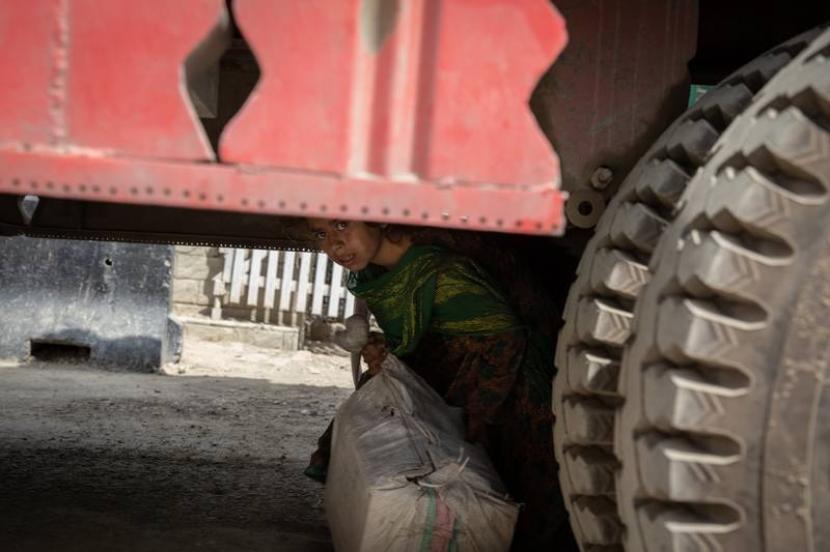 Anak Afghanistan Sembunyi di Bawah Truk Selundupkan Barang. Seorang anak Afghanistan bersembunyi di bawah truk untuk menyelundupkan barang ke Pakistan, Rabu (15/9).