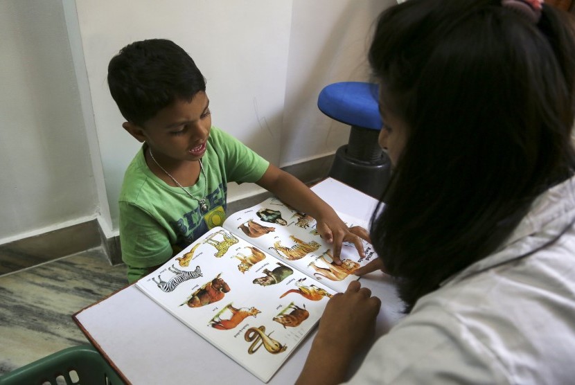 Seorang anak austisme sedang belajar di Mumbai, India. April adalah bulan kesadaran gangguan autisme sedunia.