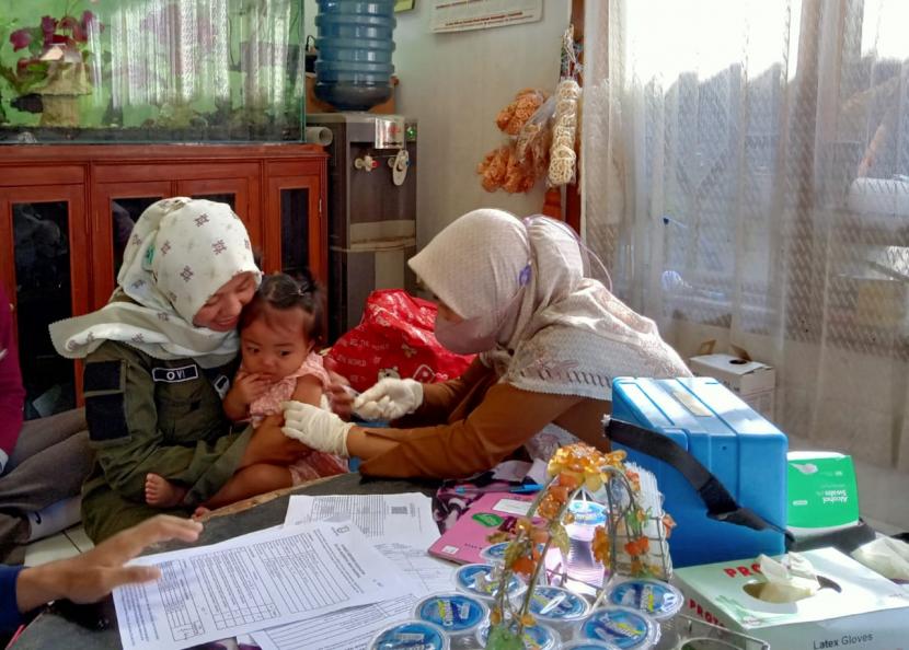 Seorang anak balita mendapatkan imunisasi dalam bulan imunisasi anak nasional (BIAN) di Posyandu Tipar, Kecamatan Citamiang, Kota Sukabumi, Rabu (10/8/2022).