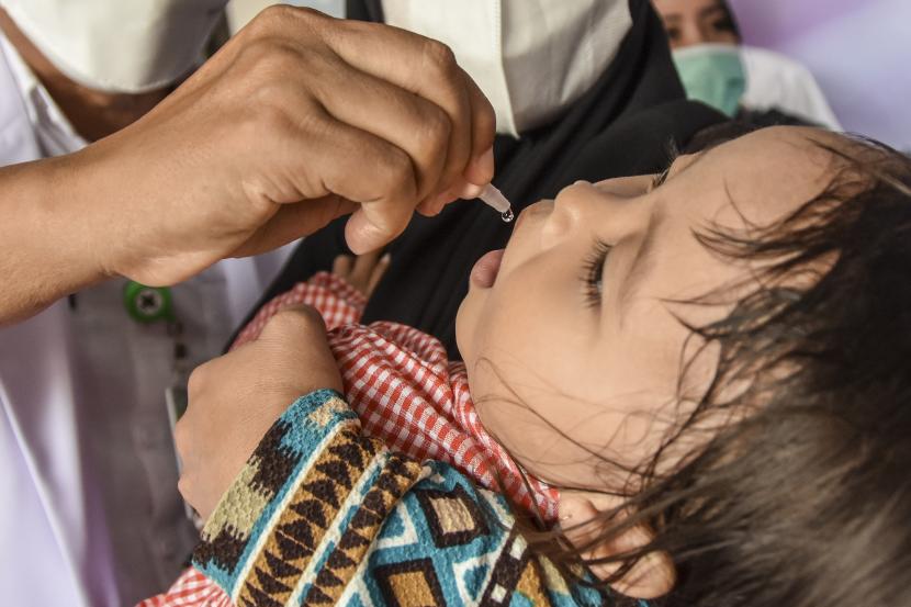 Seorang anak balita mendapatkan vaksin polio saat pencanangan Bulan Imunisasi Anak Nasional (BIAN) 2022. Pj Gubernur DKI Heru Budi Hartono menggencarkan vaksinasi polio di Jakarta.