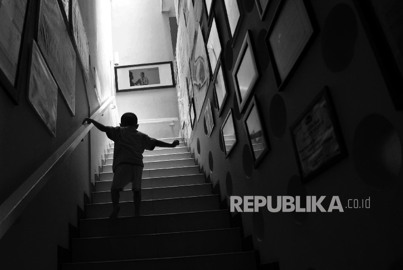 Seorang anak berjalan menuju kamarnya seusai bermain di Yayasan Kasih Anak Kanker Indonesia, Jakarta.Republika/Yasin Habibi