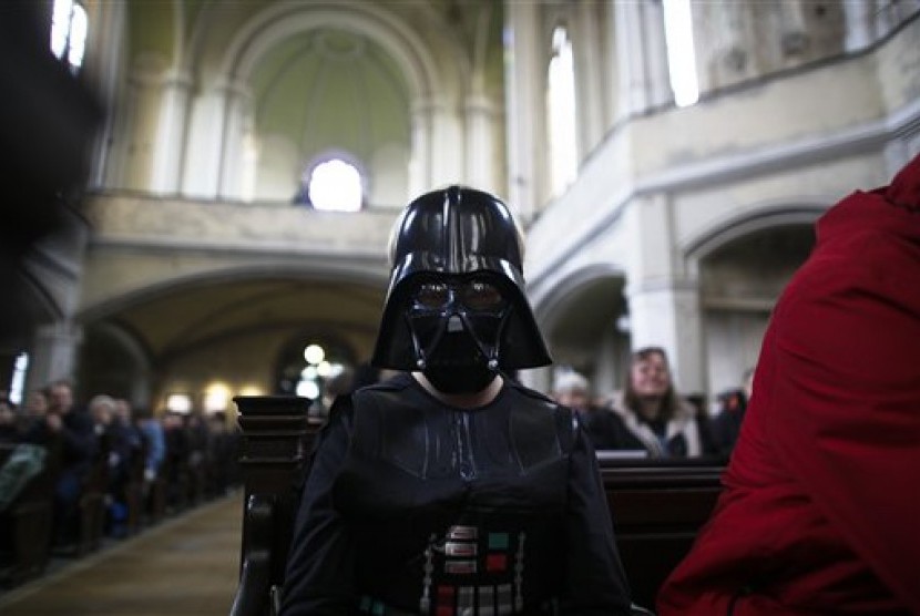 Seorang anak berkostum Darth Vader menghadiri misa gereja bertema Star Wars di Zion Berlin, Jerman.