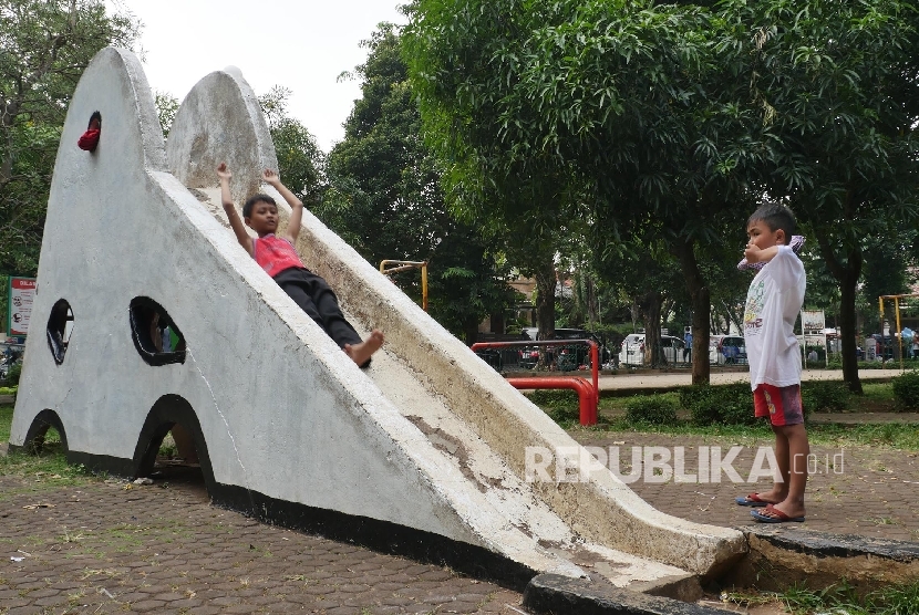  Seorang anak bermain perosotan di taman Tangguban Perahu Jakarta, Jumat (7/7).