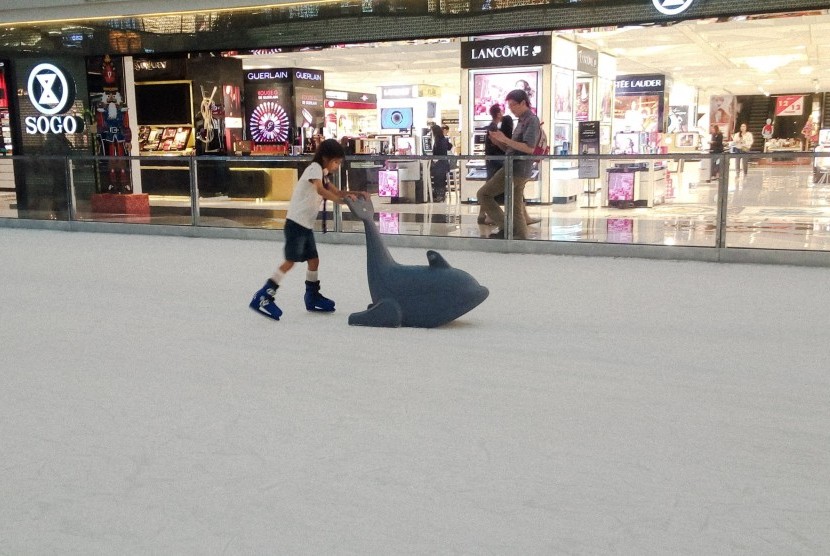 Seorang anak bermain seluncur es di Pondok Indah Mall, Jaksel.