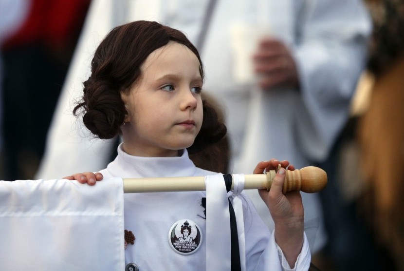 Seorang anak berusia tujuh tahun dalam kostum Princess Leia, karakter ikonik yang diperankan Carrie Fisher.