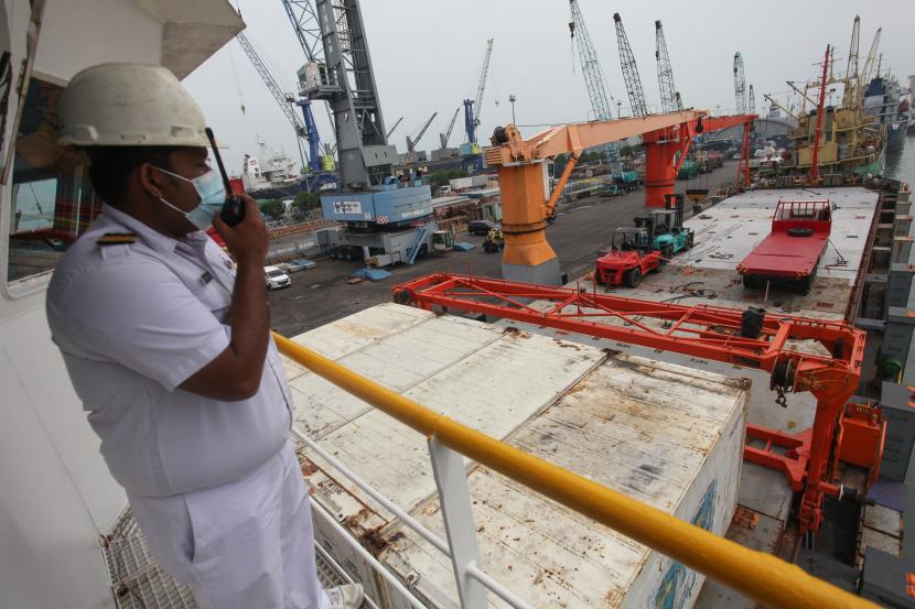 Seorang anak buah kapal (ABK) mengawasi muatan kapal milik PT Pelni (ilustrasi). PT Peli cabang Baubau, Sulawesi Tenggara, mencatat kenaikan signifikan pada muatan barang di kapal. 