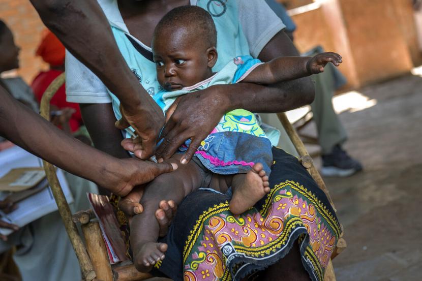 Seorang anak di desa Tomali, Malawi, mendapatkan vaksin untuk pertama kalinya. KTT Gavi hasilkan 8,8 miliar dolar AS yang melebihi target 7,4 miliar dolar AS. Ilustrasi.