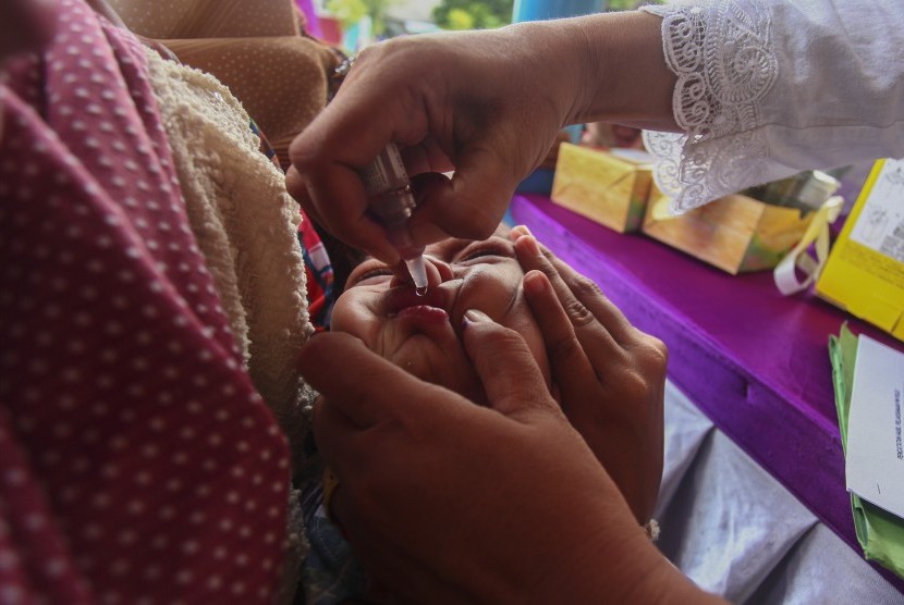 Seorang anak diberi vaksin polio di Jakarta, Kamis (17/3).