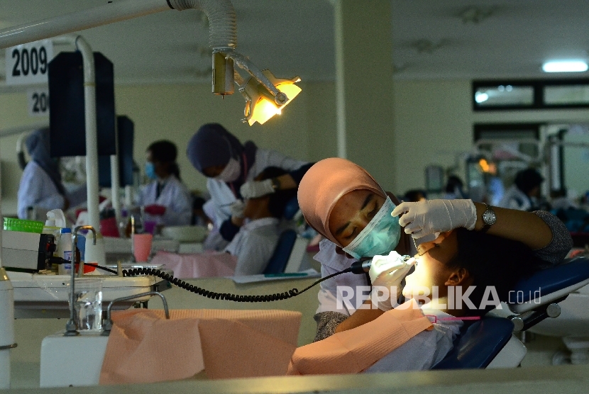 Seorang anak diperiksa gigi pada Bulan Kesehatan Gigi Nasional (BKGN) yang digelar Persatuan Dokter Gigi Indonesia (PDGI), Asosiasi Fakultas Kedokteran Gigi Indonesia (AFDOKGI), dan Unilever Indonesia, di Fakultas Kedokteran Gigi (FKG) Unpad, Kota Bandung,