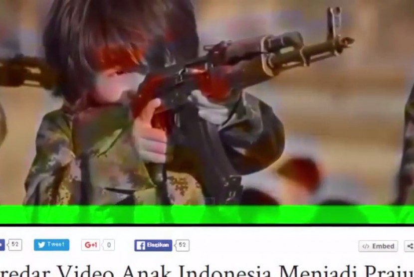 Seorang anak Indonesia sedang berlatih menembak dalam cuplikan video Beredar Video Anak Indonesia Menjadi Prajurit ISIS di Youtube